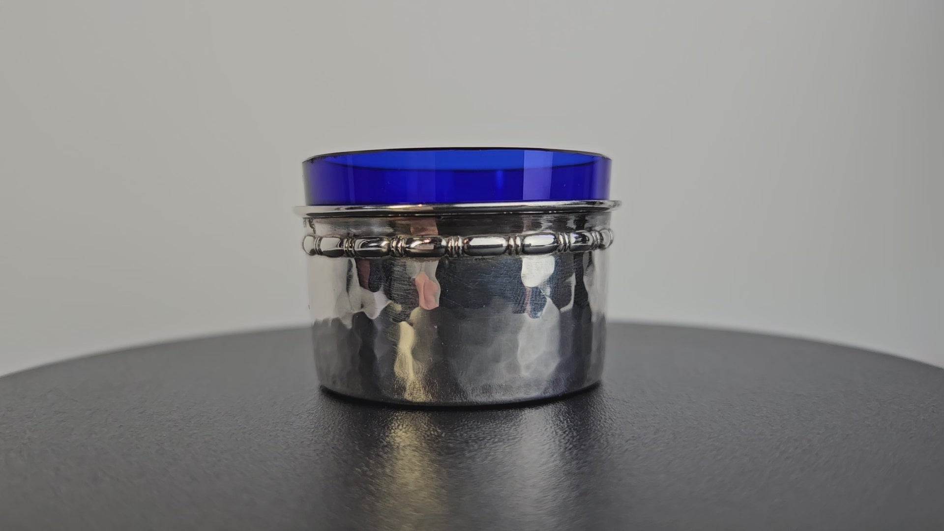 Antiek zilveren zoutvaatje met blauw glazen inzet - ⌀ 4,2 cm