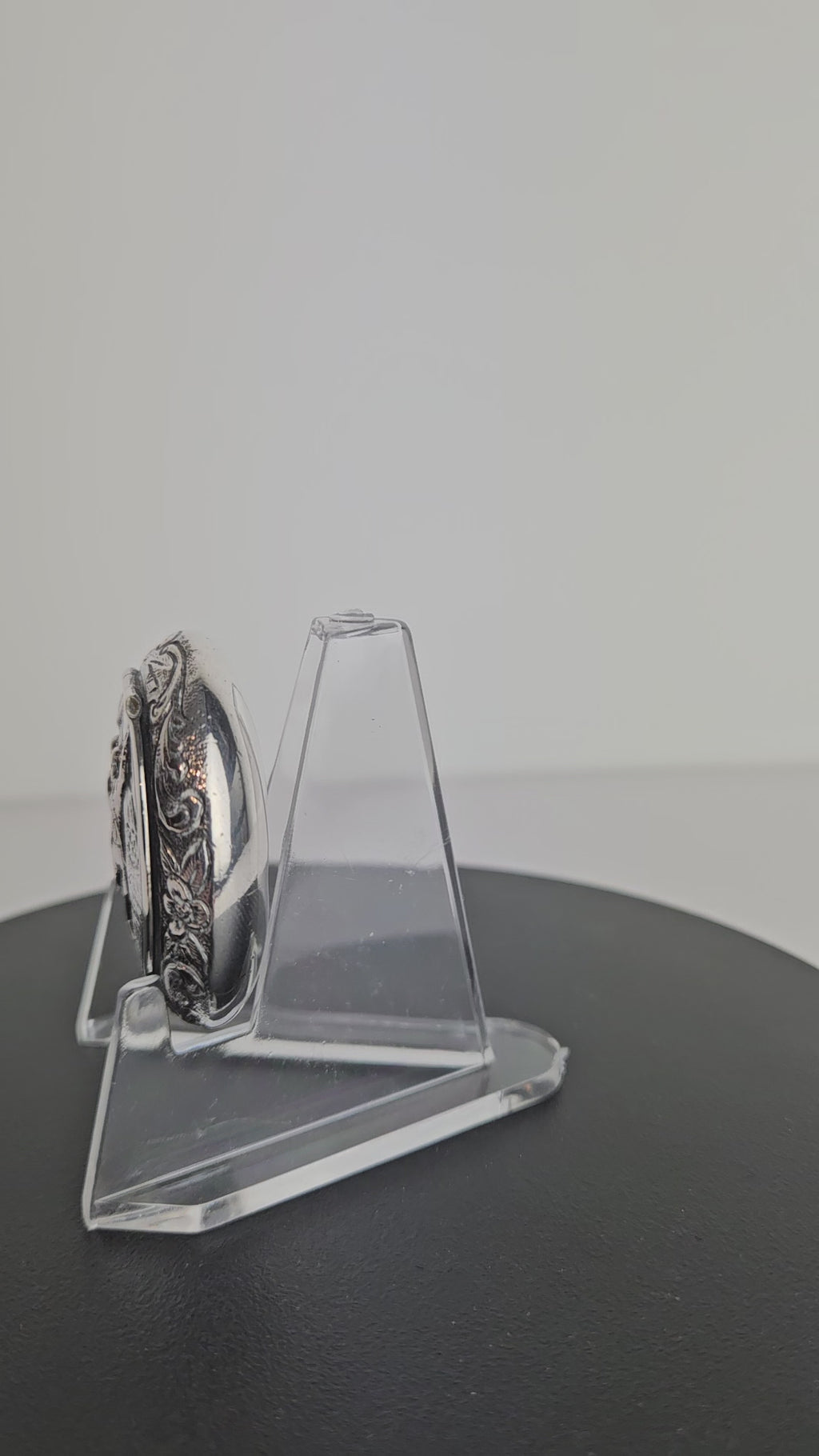 Antiek zilveren doosje met huwelijksvoorstelling