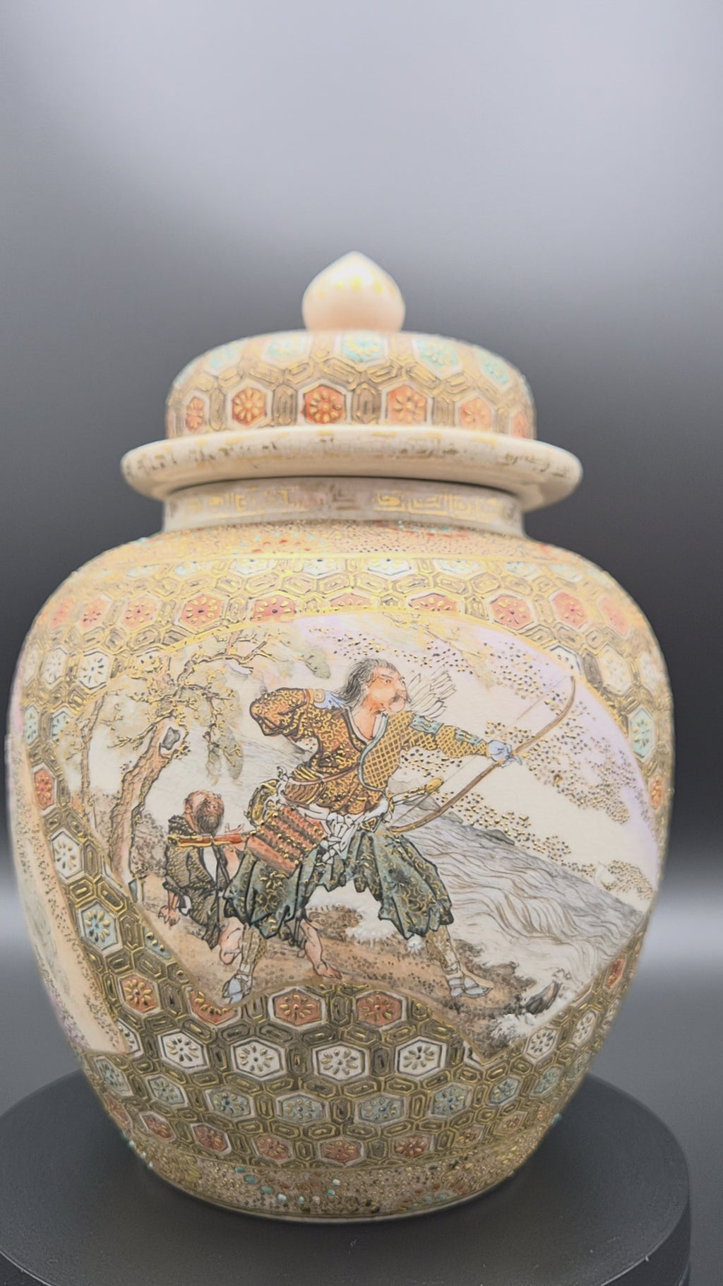 Japanse Satsuma dekselurn met goudbrokaat en cartouches – Meiji-periode (ca. 1890-1910)