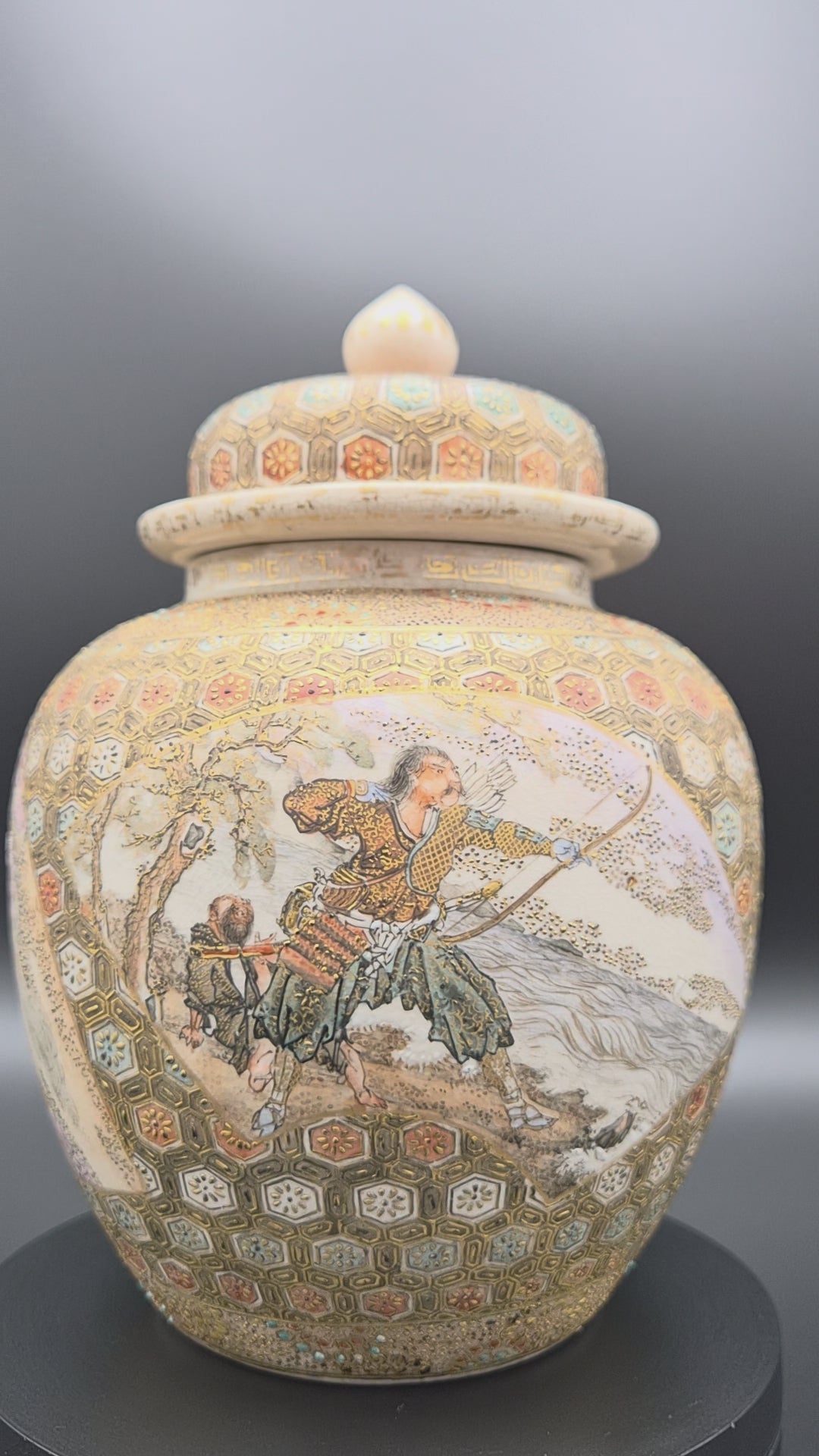 Japanse Satsuma dekselurn met goudbrokaat en cartouches – Meiji-periode (ca. 1890-1910)