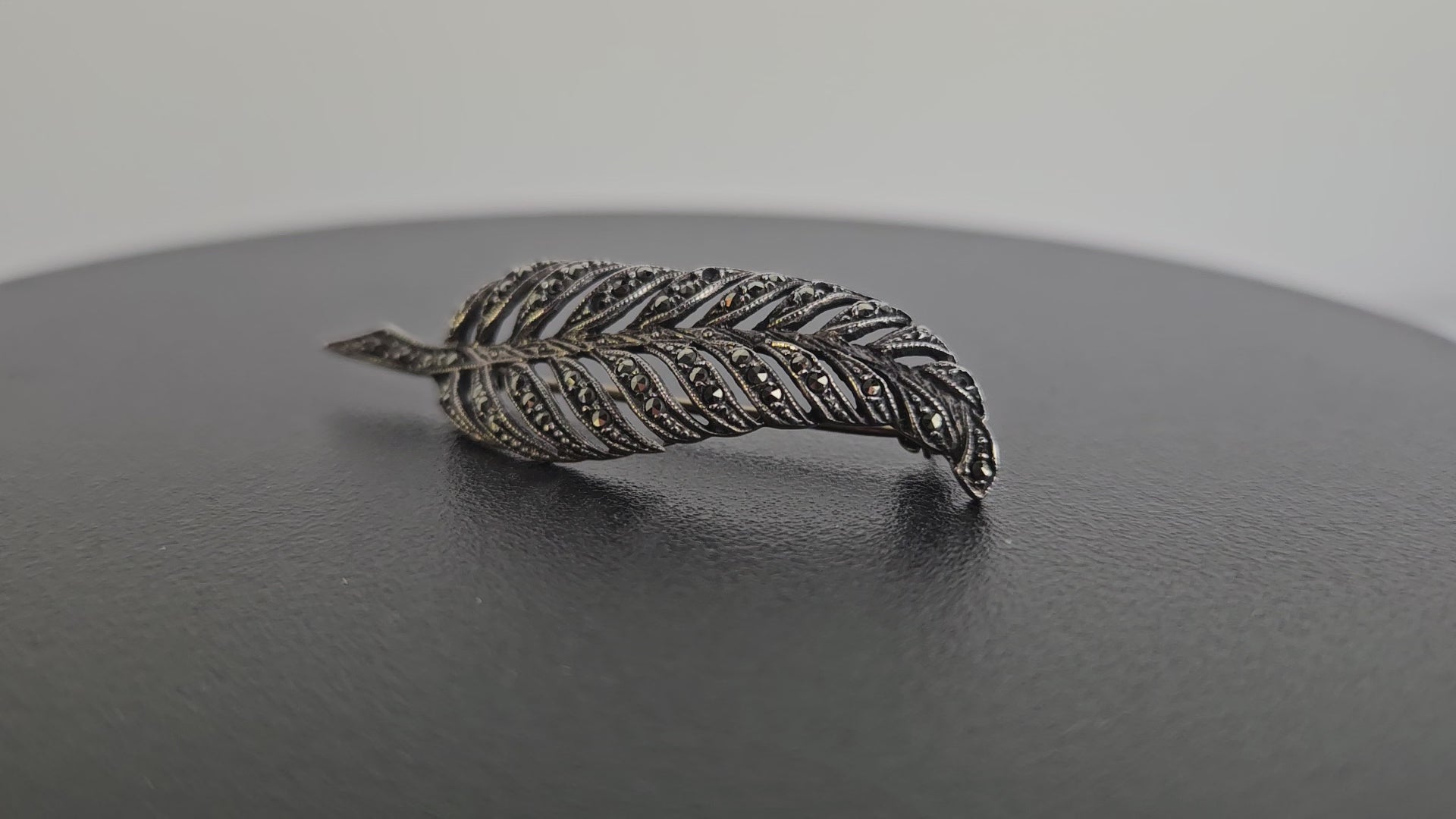 Vintage Zilveren Veer Broche met Steentjes
