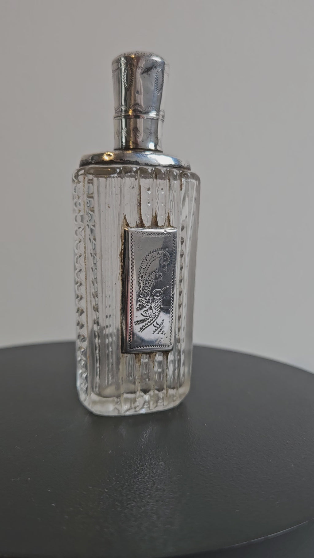 Kristallen Parfumflesje met Zilveren Dop en Appliqué – Victoriaanse Stijl – Handgeslepen Kristal