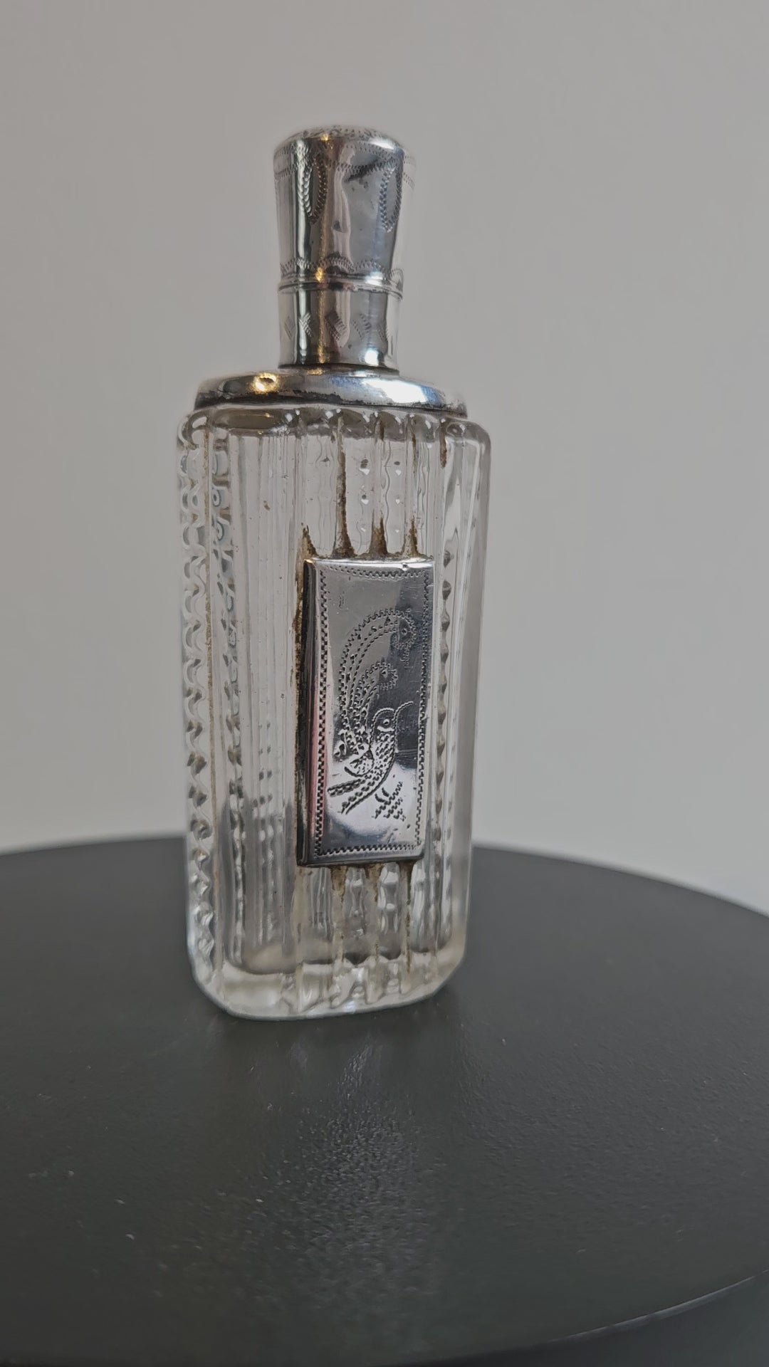 Kristallen Parfumflesje met Zilveren Dop en Appliqué – Victoriaanse Stijl – Handgeslepen Kristal