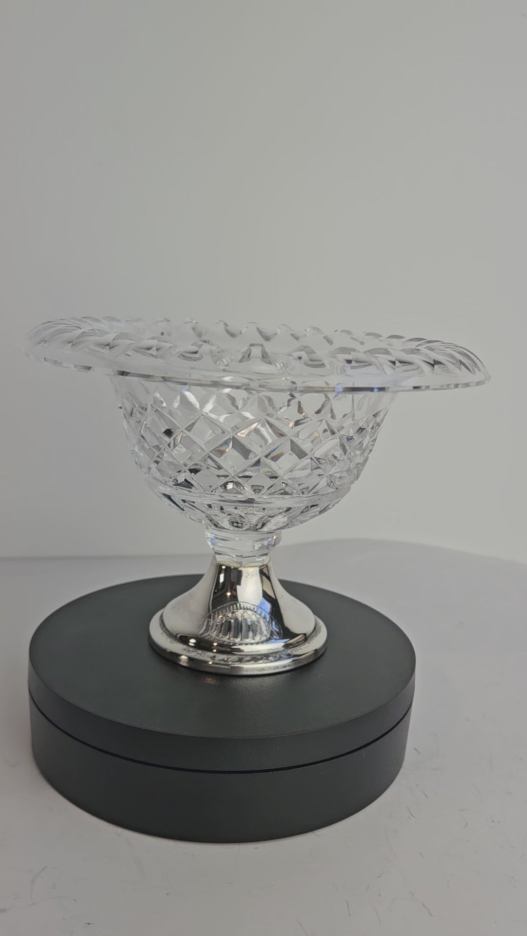 Antieke zilveren voet met kristallen schaal