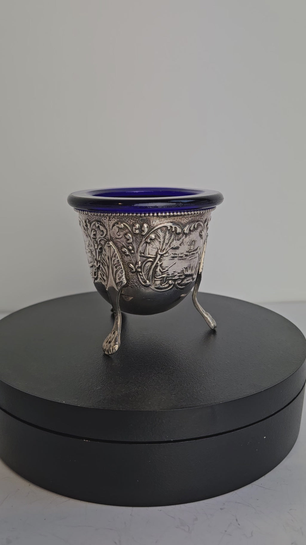 Antiek Zilveren Zoutvaatje met Kobaltblauw Glas - Ornate Driepoot