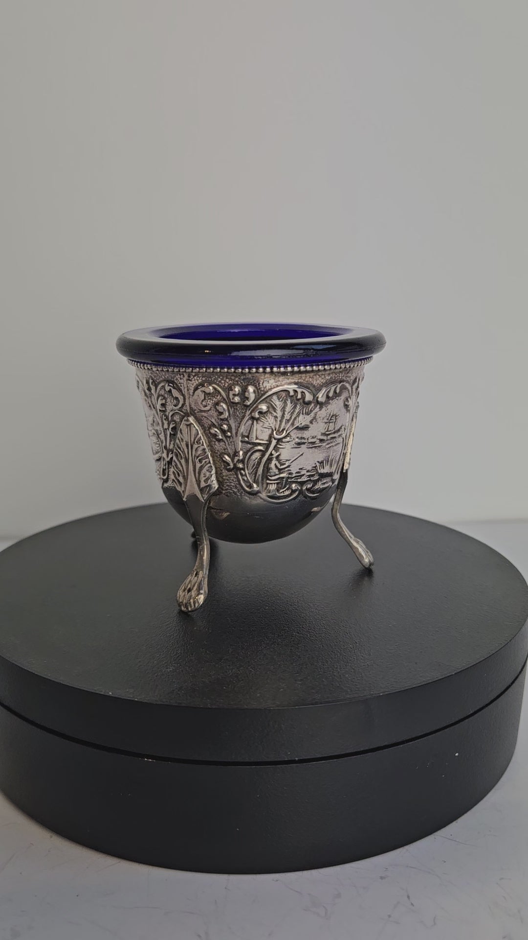 Antiek Zilveren Zoutvaatje met Kobaltblauw Glas - Ornate Driepoot