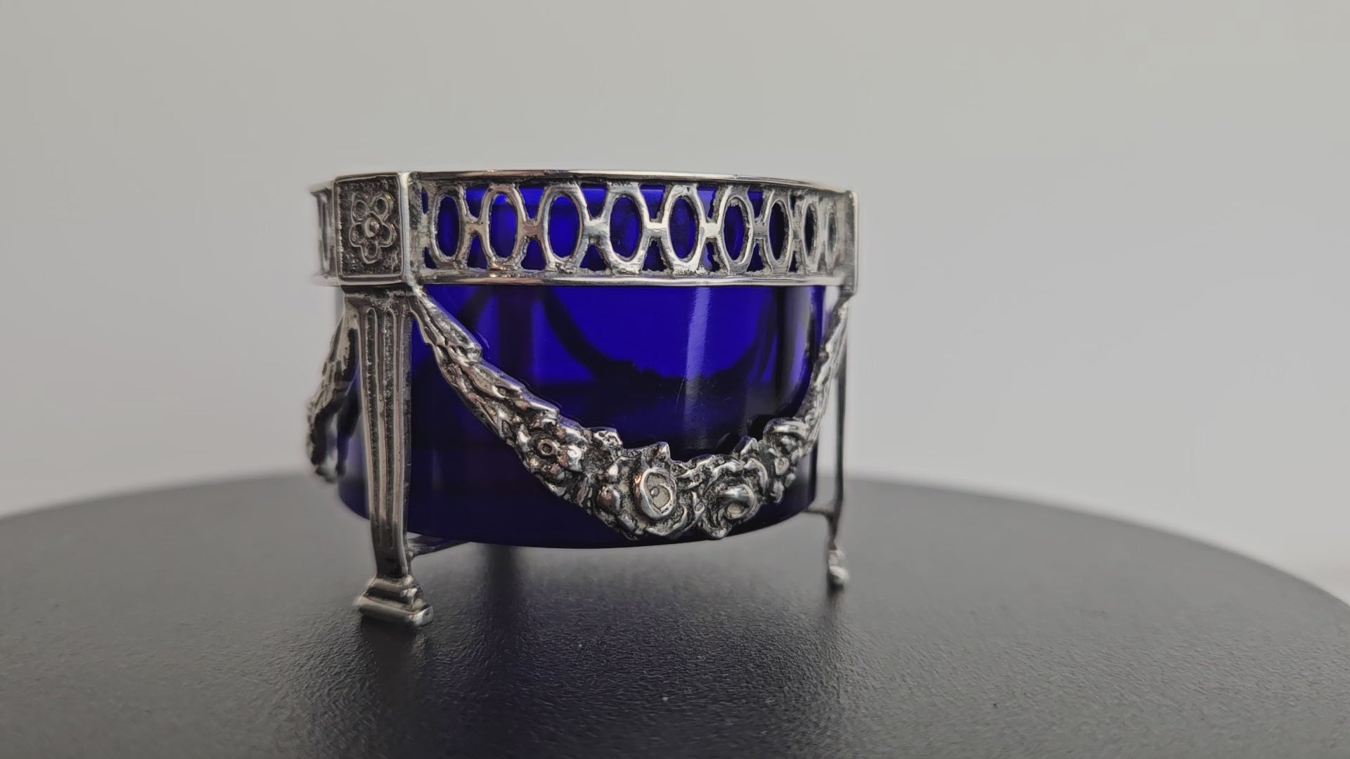 Zilveren zoutvaatje met blauw glazen inzet – BW van Eldik, Zutphen (1917–1950)