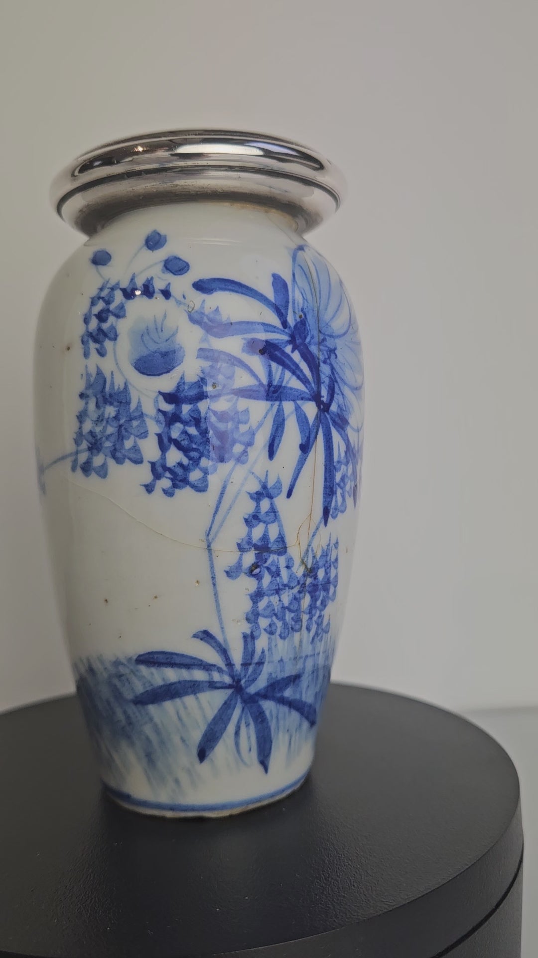 Antiek porseleinen vaasje met zilveren rand – blauw-wit decor