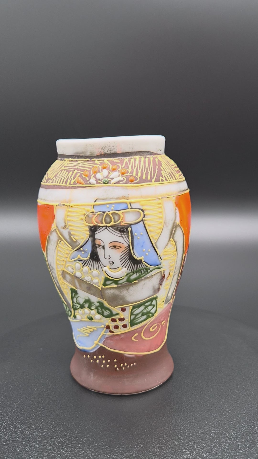 Vintage Japans Satsuma-stijl Porseleinen Vaasje – Godin Kannon &amp; Arhats (9,2 cm)