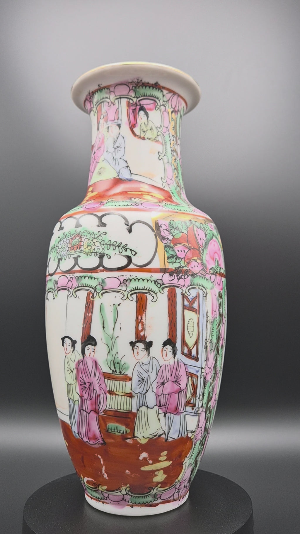 Antieke Chinese 'Famille Rose' Canton Vaas met Hofscènes – Ca. 1900