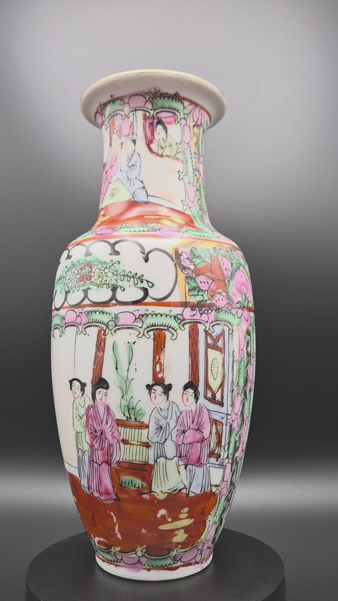 Antieke Chinese 'Famille Rose' Canton Vaas met Hofscènes – Ca. 1900