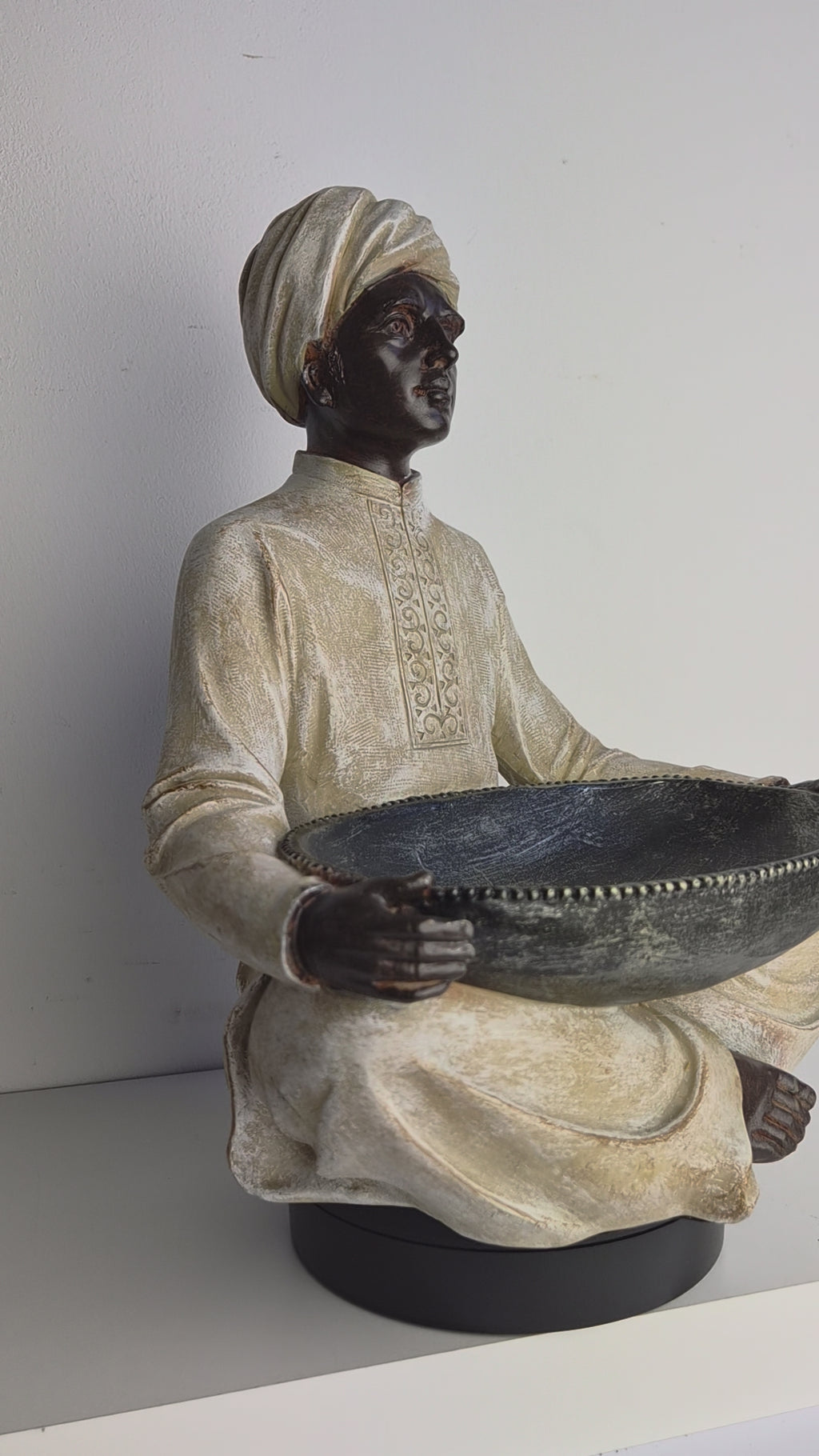 Oosterse Bediende met Dienblad – Decoratief Beeld – 30 cm Hoog