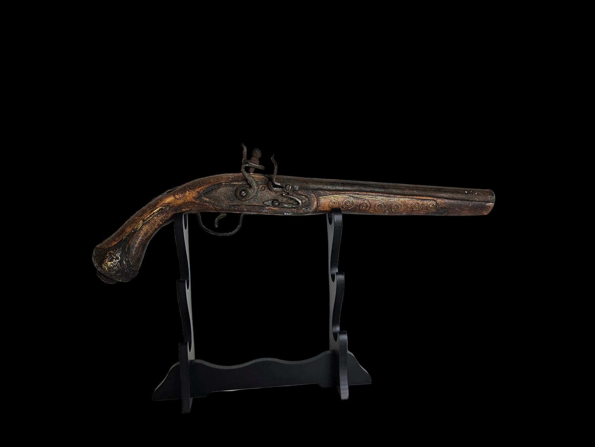 Ottomaans vuursteenpistool met rijk ingelegde koper- en bronsdecoratie, ca. 18e–19e eeuw