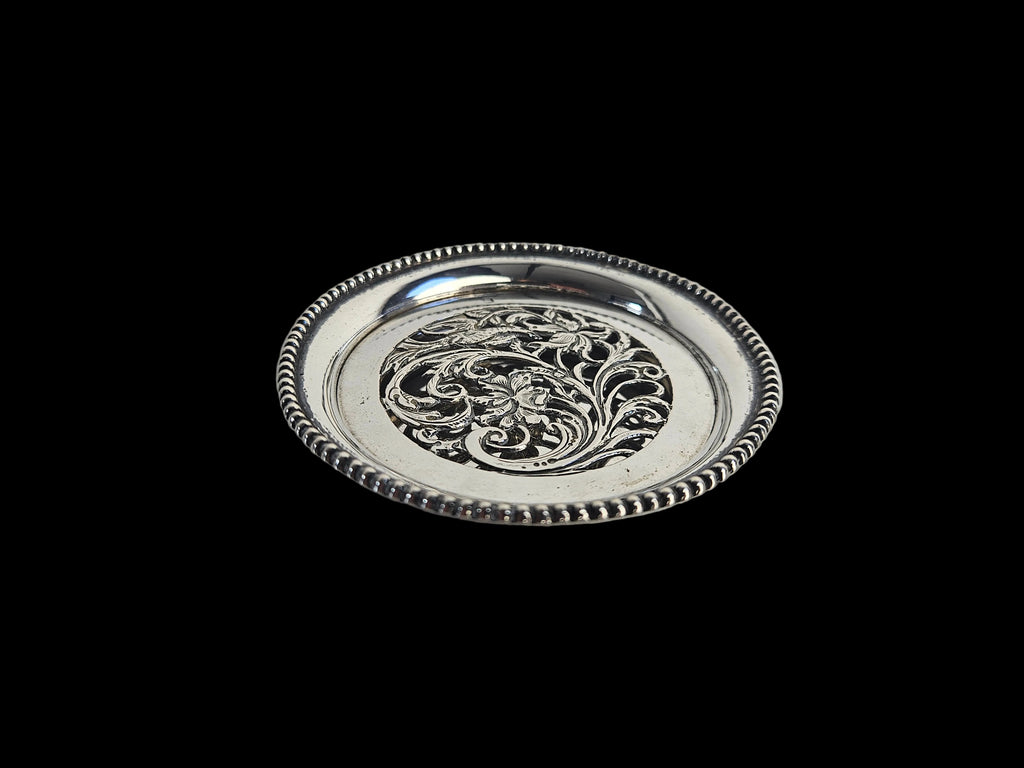 Antiek Nederlands Zilveren Thee Lekbakje (.833) – Handgemaakt met Floraal Reliëf & Parelrand – Exclusieve Onderzetter – 54,5 Gram